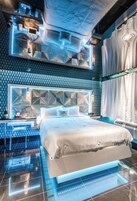 Caja de seguridad en la habitación y tabla de planchar con plancha 