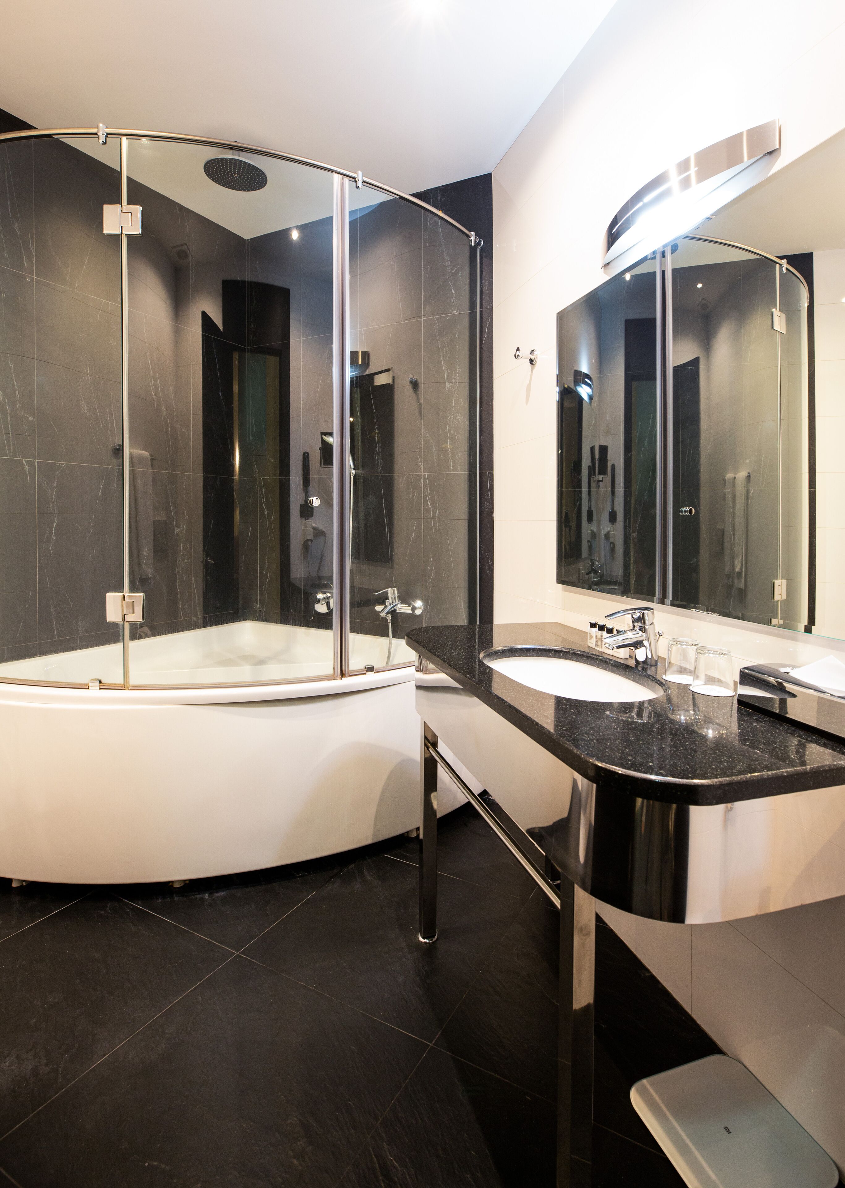 senior suite | 1 bedroom, free minibar items, in-room safe, desk