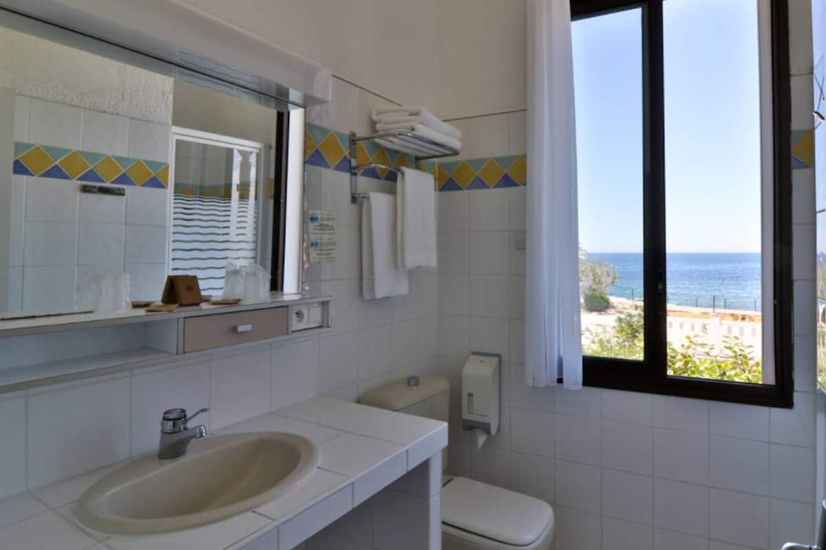 double room, sea view | bathroom | towels