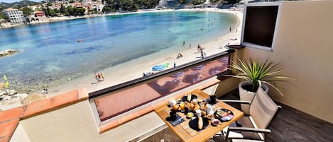 Double Room, Terrace | Desk, free WiFi, bed sheets