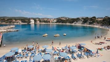 Plage privée, chaises longues, parasols