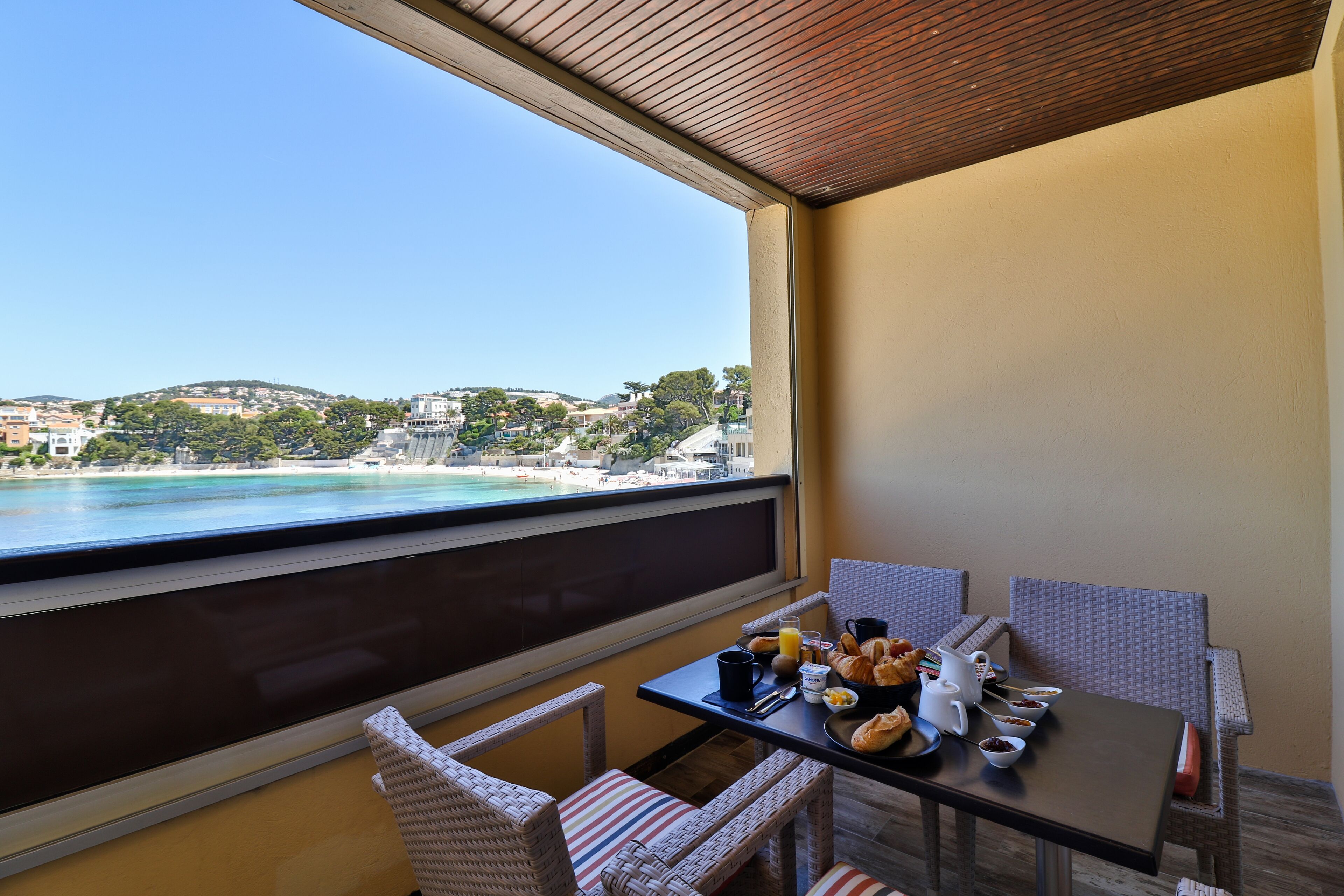 Bàn, truy cập Internet không dây miễn phí, bộ trải giường 