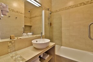 Habitación doble superior, vistas a la playa (Loggia) | Escritorio, wifi gratis, ropa de cama