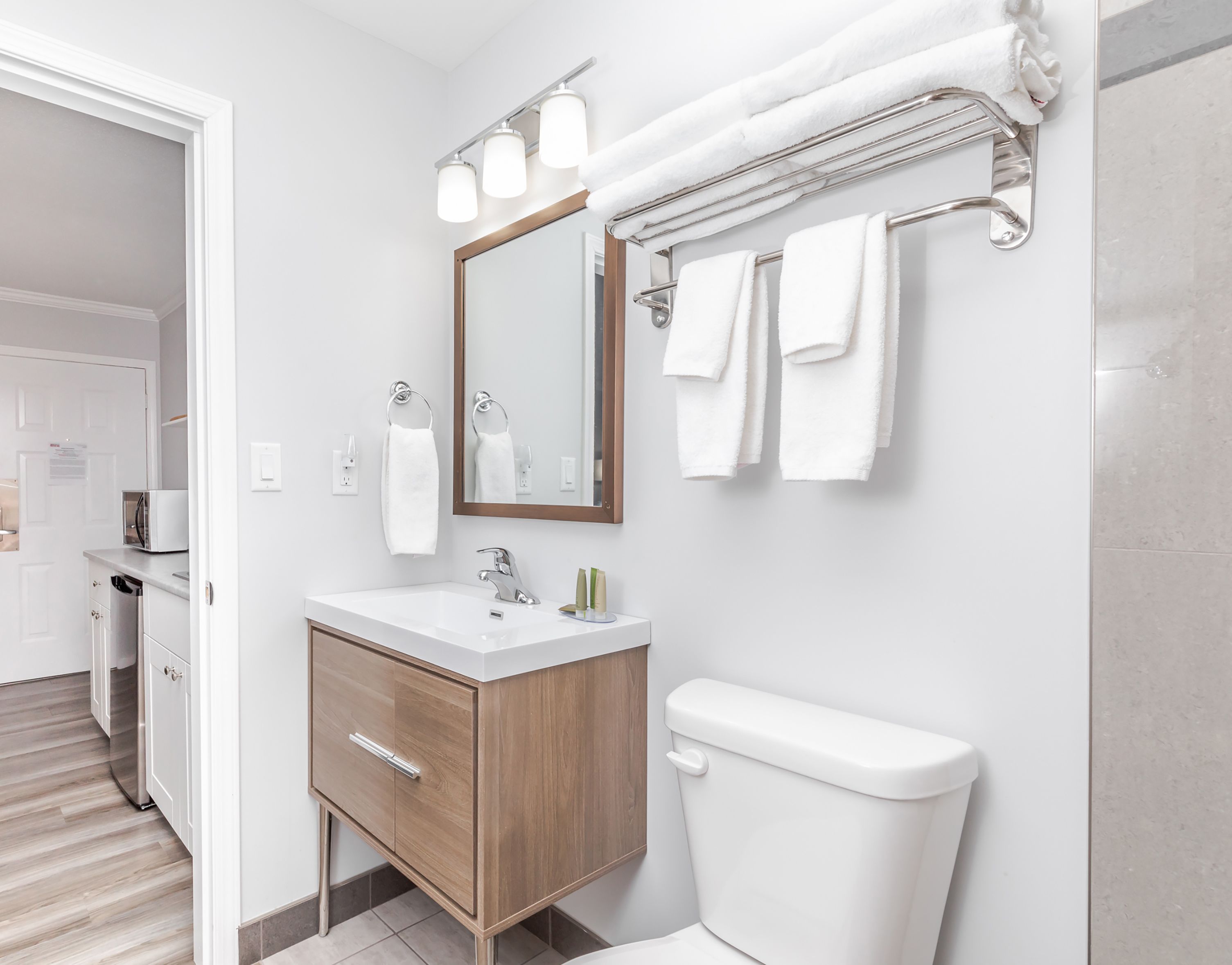 Suite – comfort, 1 queensize-seng med sovesofa, tilgjengelighetstilpasset, bakgårdsutsikt | Bad | Kombinert dusj/badekar, toalettartikler (inkludert) og hårføner