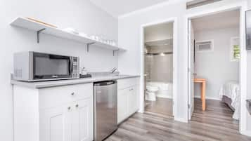 Suite Confort, 1 grand lit et 1 canapé-lit, accessible aux personnes à mobilité réduite | Coin cuisine privé | Réfrigérateur, micro-ondes, cafetière/bouilloire