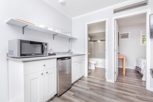 Comfort Σουίτα, 1 Queen Κρεβάτι με Καναπέ-Κρεβάτι, Πρόσβαση για Άτομα με Αναπηρία, Θέα στην Αυλή | Ιδιωτική μικρή κουζίνα | Ψυγείο, φούρνος μικροκυμάτων, βραστήρας για καφέ/τσάι