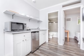 Comfort Suite, 1 Queen Bed with Sofa bed, Accessible, Courtyard View | Private kitchenette | Fridge, microwave, coffee/tea maker