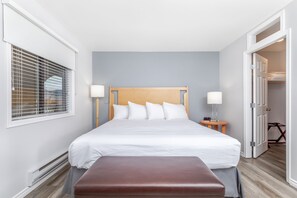 Family Suite, 1 King Bed with Sofa bed, Non Smoking, Pool View - Westridge Motor Inn (Osoyoos)