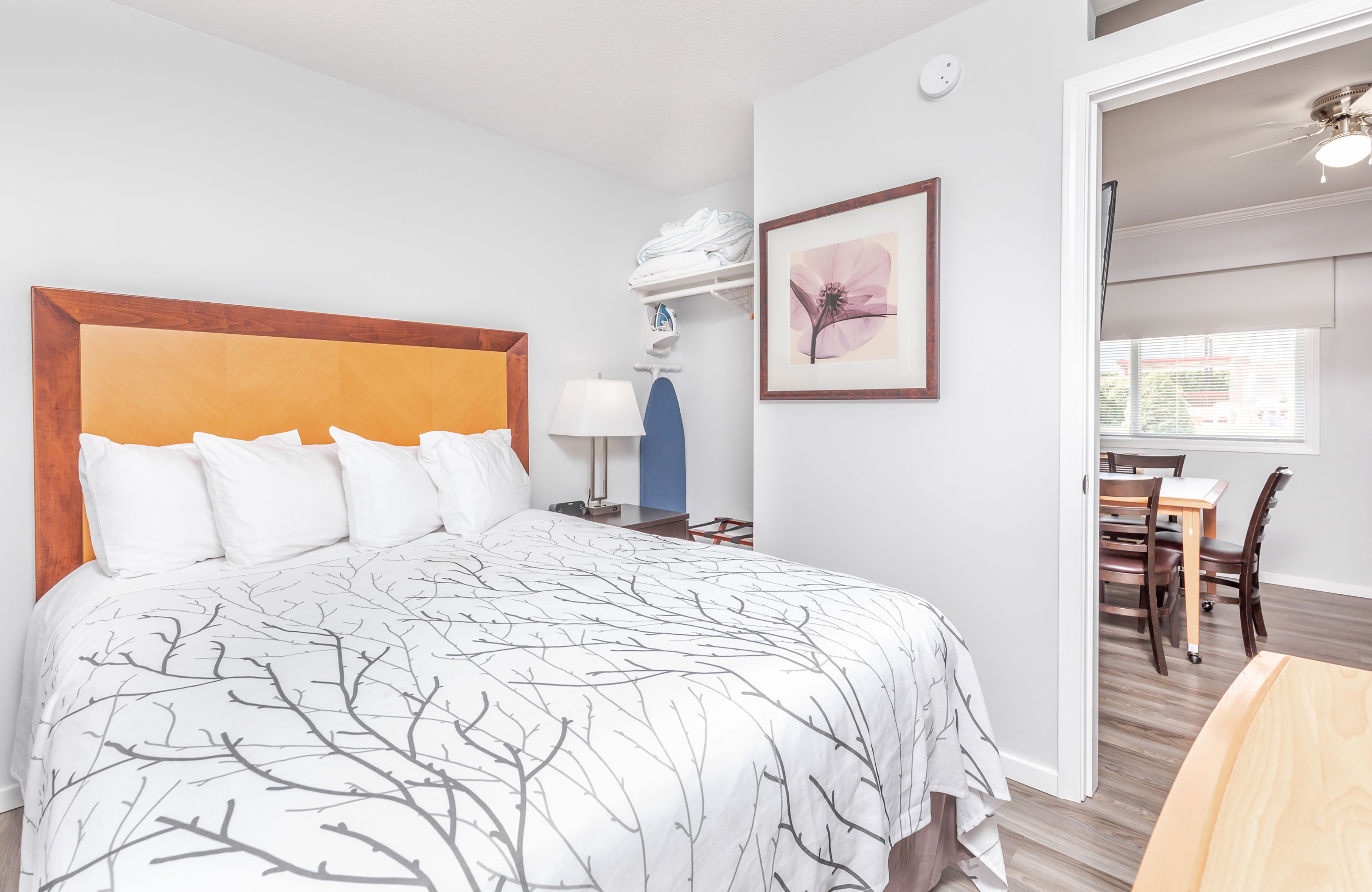 Una habitación de hotel con una cama grande, un escritorio y una silla.