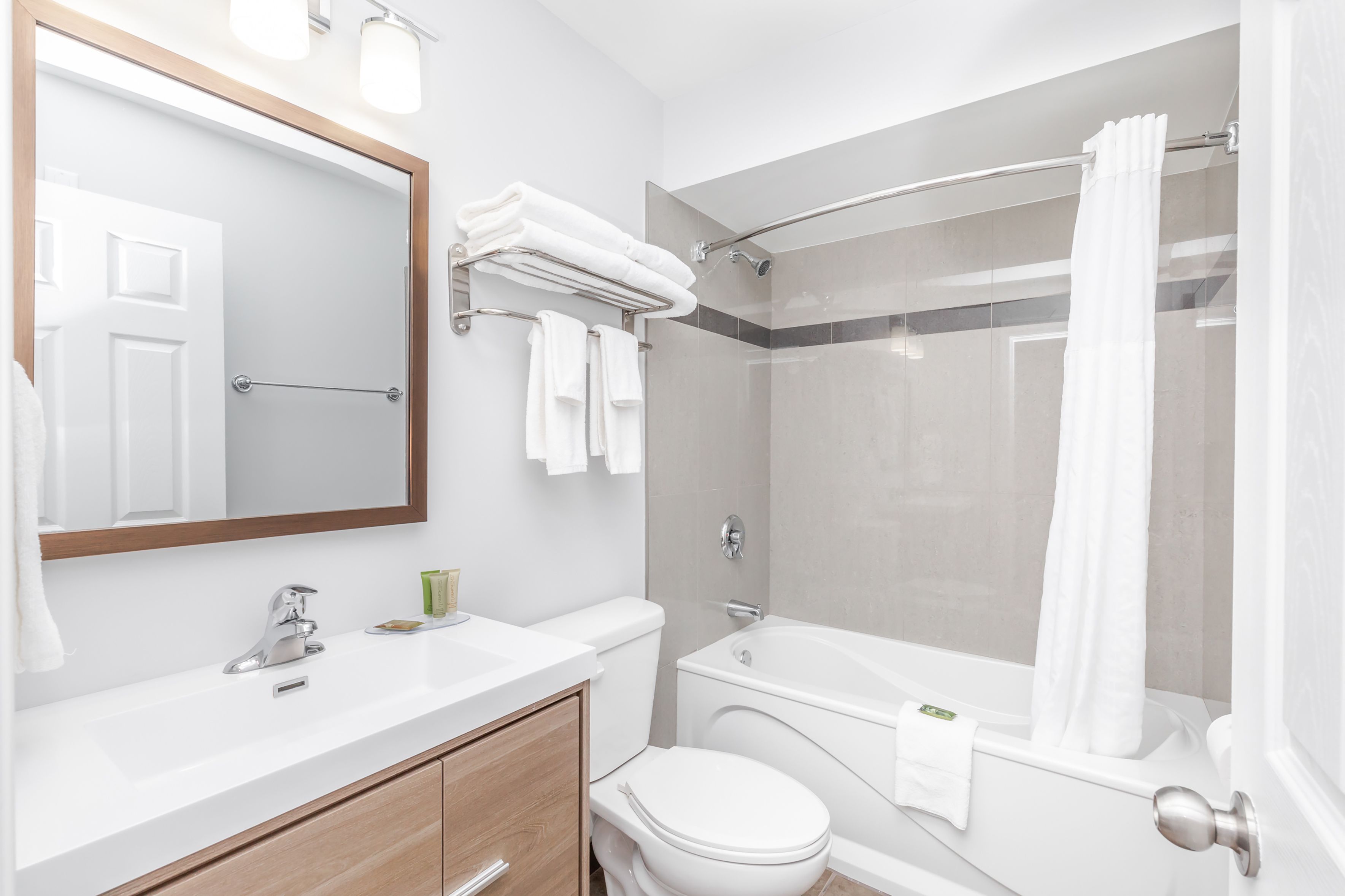 Combined shower/bathtub, free toiletries, hair dryer, towels