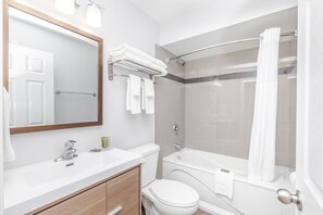 Combined shower/bathtub, free toiletries, hair dryer, towels - Westridge Motor Inn (Osoyoos)