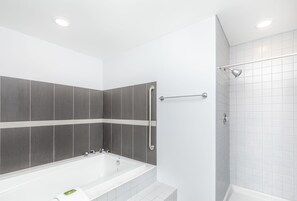 Deluxe Suite, 1 Katil Raja (King) dengan Katil Sofa, Non Smoking, Pool View | Bilik Mandi | Gabungan pancuran/tab mandi, kelengkapan dandanan diri percuma 