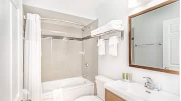 Et moderne badeværelse med badekar, toilet og håndvask.