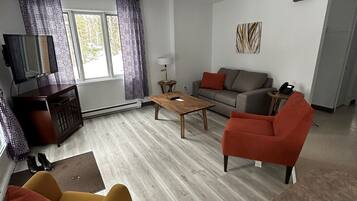 Suite, 2 Bedrooms | Living area