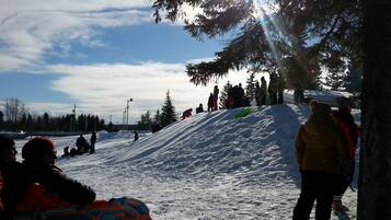 Una ladera nevada con gente esquiando y haciendo snowboard.