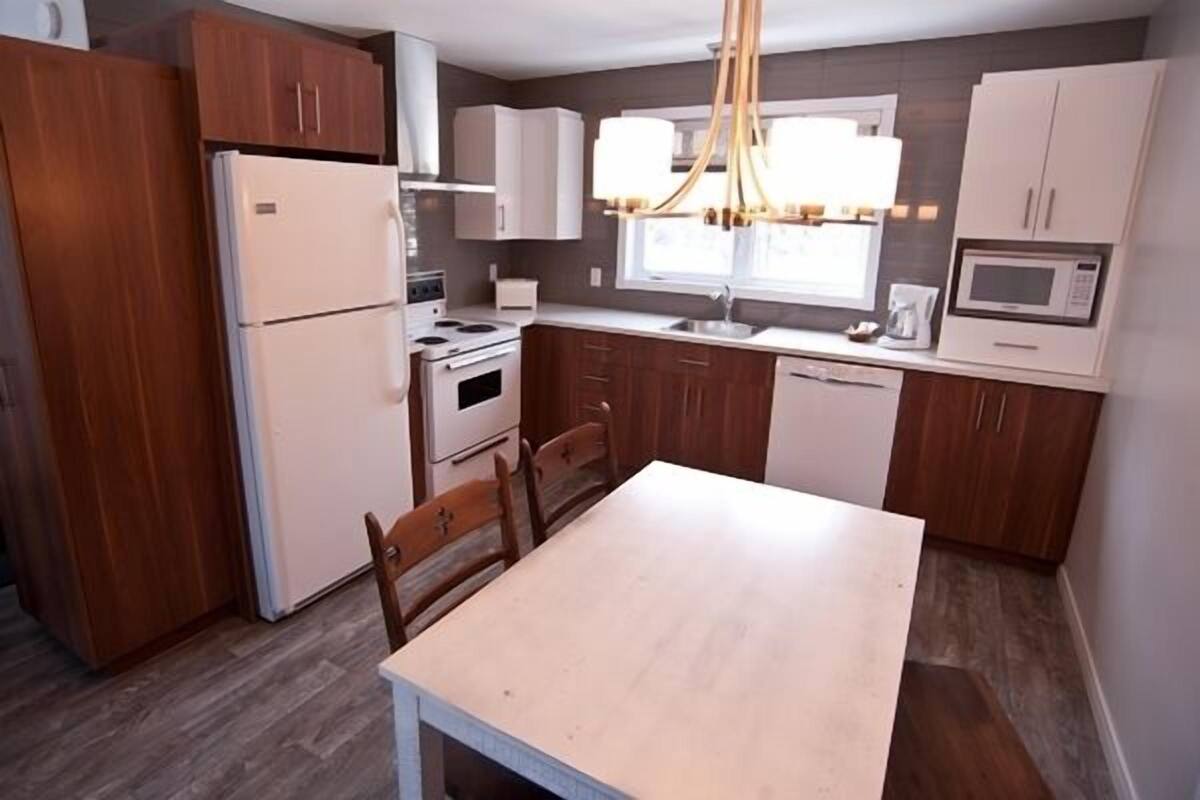 fridge, microwave, coffee/tea maker, electric kettle