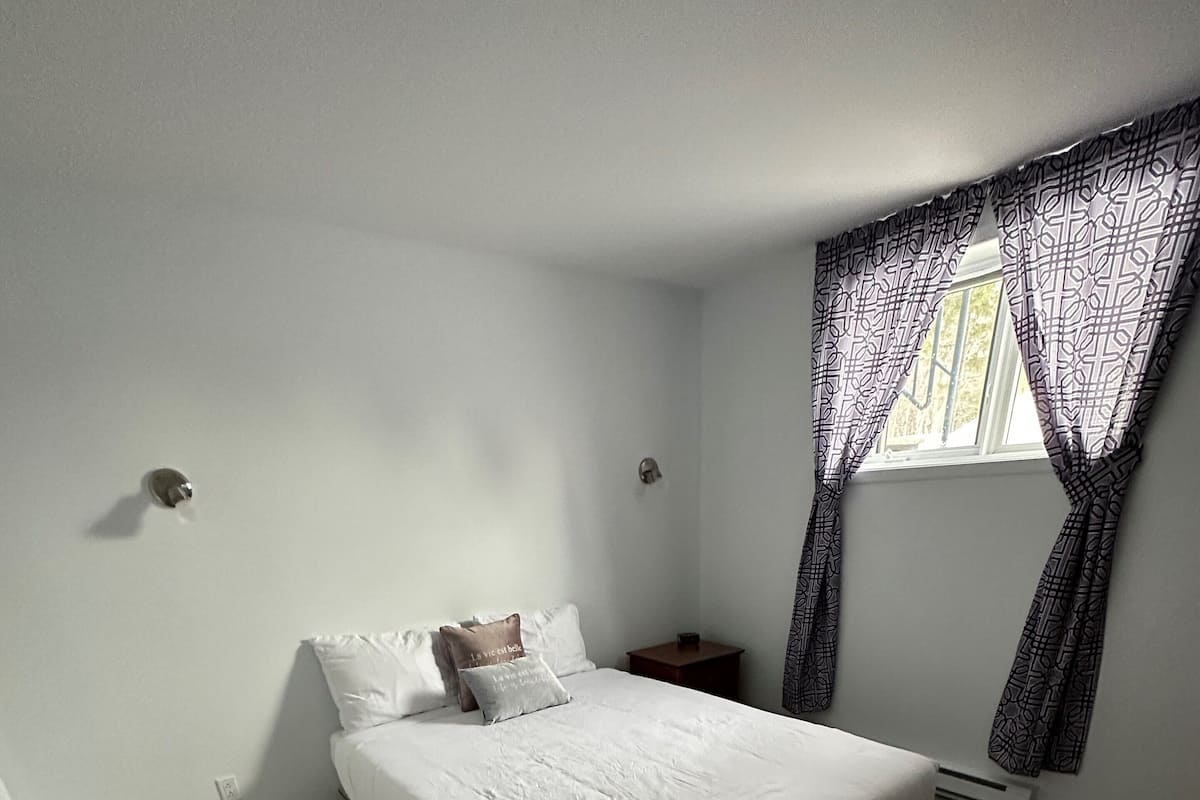 suite, 2 bedrooms | soundproofing, iron/ironing board, free wifi, bed sheets