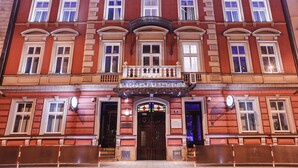 Front of property - evening/night - Elegant Apartments (Kraków)