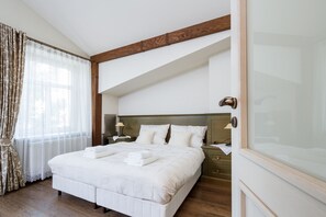 Deluxe Apartment, Balcony (6 pax) | Premium bedding, individually decorated, individually furnished, desk - Elegant Apartments (Kraków)