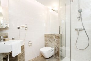 Superior-Suite | Badezimmer | Dusche, Haartrockner, Handtücher