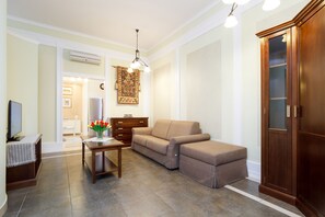 Deluxe-Apartment, Balkon (3 pax) | Wohnbereich | LCD-Fernseher