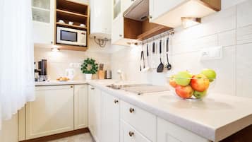 Suite superior | Cocina privada | Refrigerador, microondas, parrilla de estufa y cafetera y tetera