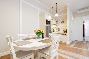 Deluxe-Apartment, 2 Schlafzimmer, Küche | Hochwertige Bettwaren, individuell dekoriert, individuell eingerichtet