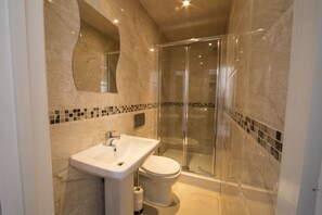 Shower, free toiletries, hair dryer, towels - Saba Hotel London by Saba (London)
