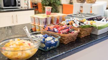 อาหารเช้าแบบคอนติเนนทัลทุกวัน (GBP 4.50 ต่อคน)