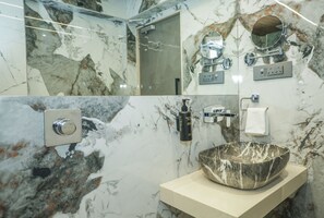 基本雙人房 | 浴室 | 淋浴設備、免費盥洗用品、吹風機、毛巾