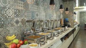 بوفيه فطور مجانًا يوميًا