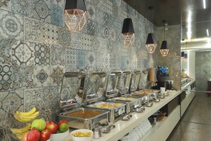 بوفيه فطور مجانًا يوميًا