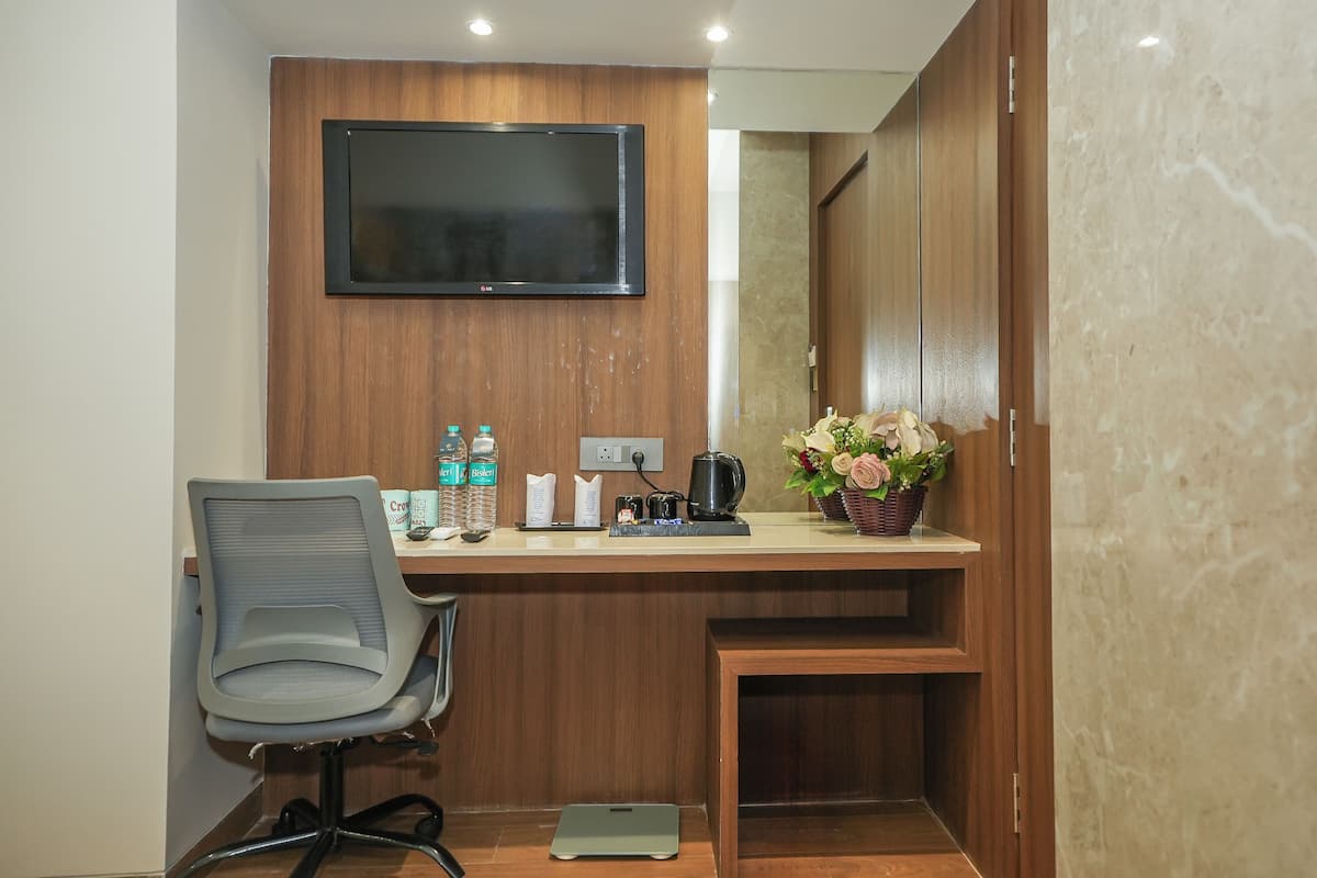 Habitación básica doble | Muebles diferentes, escritorio, cortinas blackout y wifi gratis