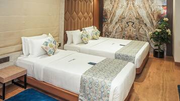 Basic trippelrum | Unika möbler, skrivbord, mörkläggningsgardiner och gratis wi-fi