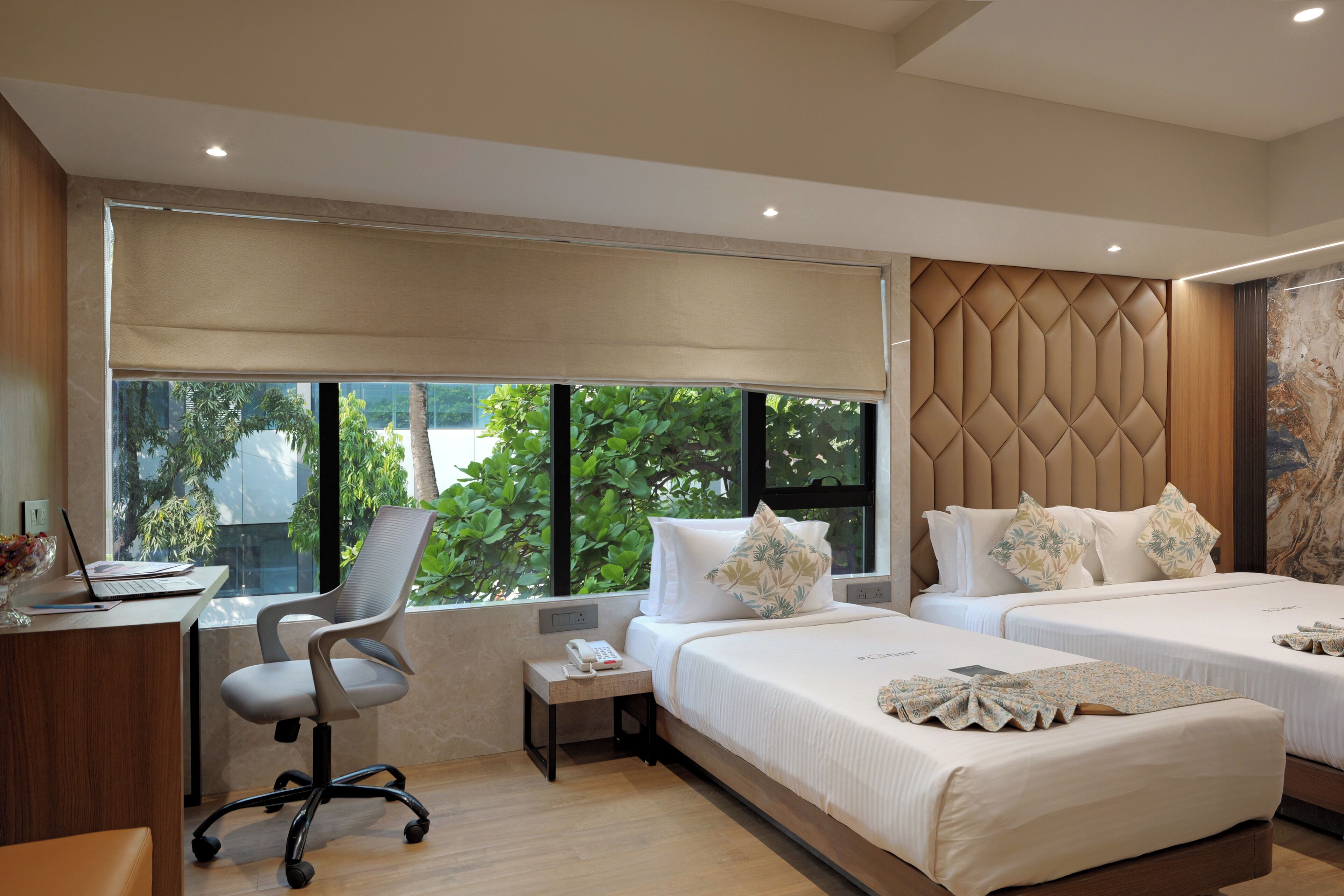 Tremannsrom – basic | Individuelt innredet, skrivebord, blendingsgardiner og wi-fi (inkludert)