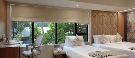 Eenvoudige driepersoonskamer | Individueel gemeubileerd, een bureau, verduisterende gordijnen