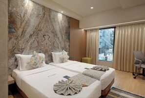 Habitación básica doble | Mobiliario individual, escritorio, cortinas opacas y wifi gratis