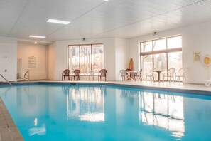 Innenpool, geöffnet von 07:00 Uhr bis 22:00 Uhr, Liegestühle