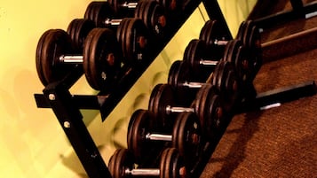 Un juego de mancuernas sobre un soporte en un gimnasio.