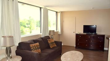 Chambre Standard double | Aire de séjour | Téléviseur ACL