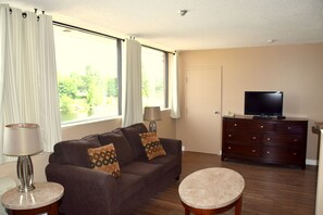 Kahden hengen standard-huone | Oleskelualue | LCD-televisio