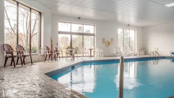 Inomhuspool med öppettider 07.00 till 22.00, och solstolar