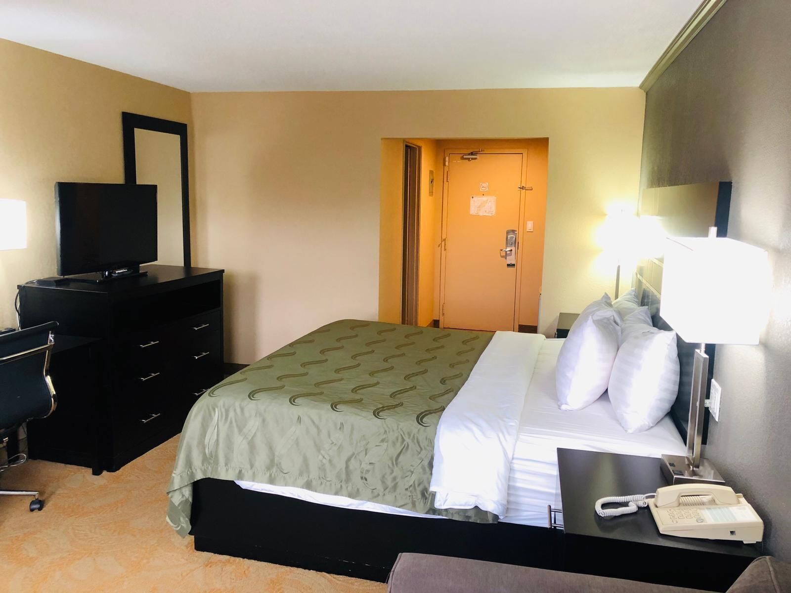 Iron/ironing board, free WiFi, bed sheets