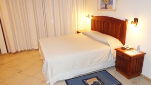 Deluxe kamer | Een minibar, een kluis op de kamer, een bureau, gratis babybedden