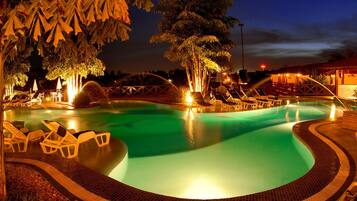 Piscine extérieure, chaises longues