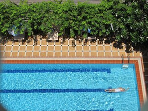 Outdoor pool, sun loungers - Sivalai Place (Bangkok)
