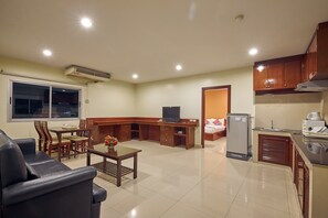 豪華套房, 1 間臥室 | 私人廚房 | 大型冰箱、微波爐、電熱水壺、鍋具/餐盤/廚房用品