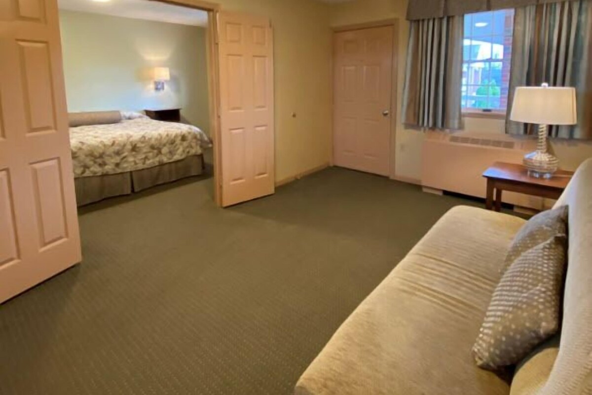 Suite, 1 King Bed, Refrigerator & Microwave - Rates based on double occupancy | Strykjärn/strykbräda, gratis wi-fi och sängkläder