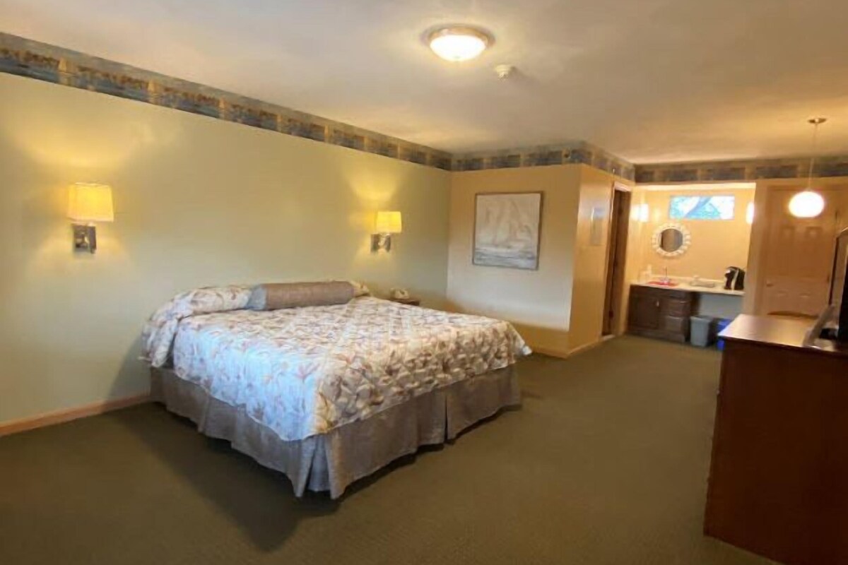 Standard Room, 1 King Bed - Rates based on double occupancy | Strykjärn/strykbräda, gratis wi-fi och sängkläder