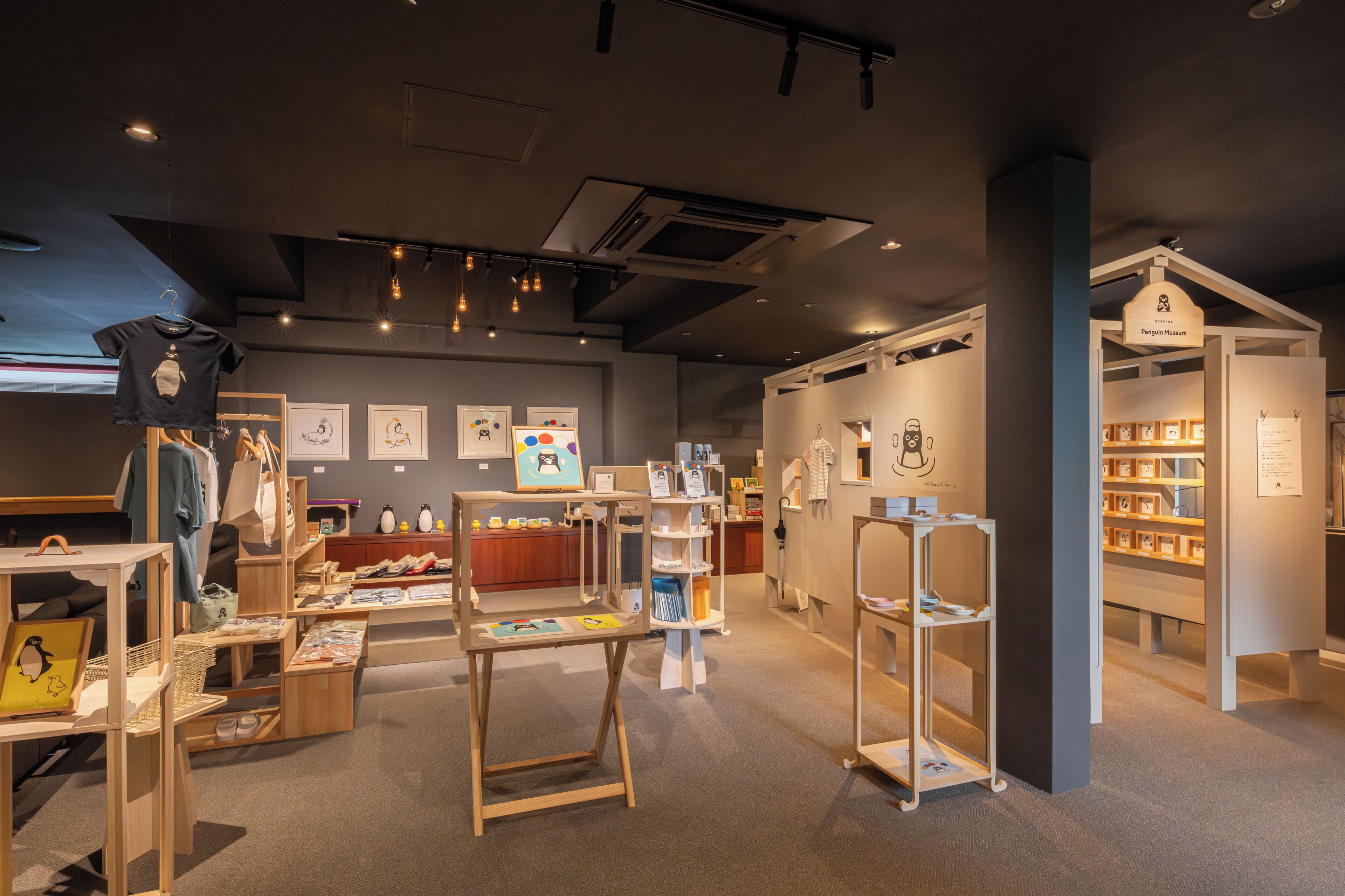 Un magasin moderne et bien éclairé, avec des étagères en bois et des articles suspendus.
